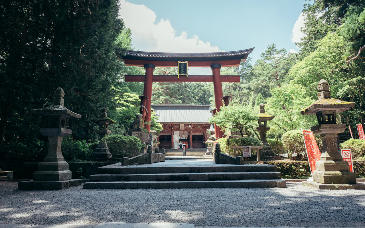神社の大きな赤い鳥居