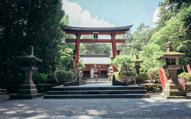 神社の大きな赤い鳥居
