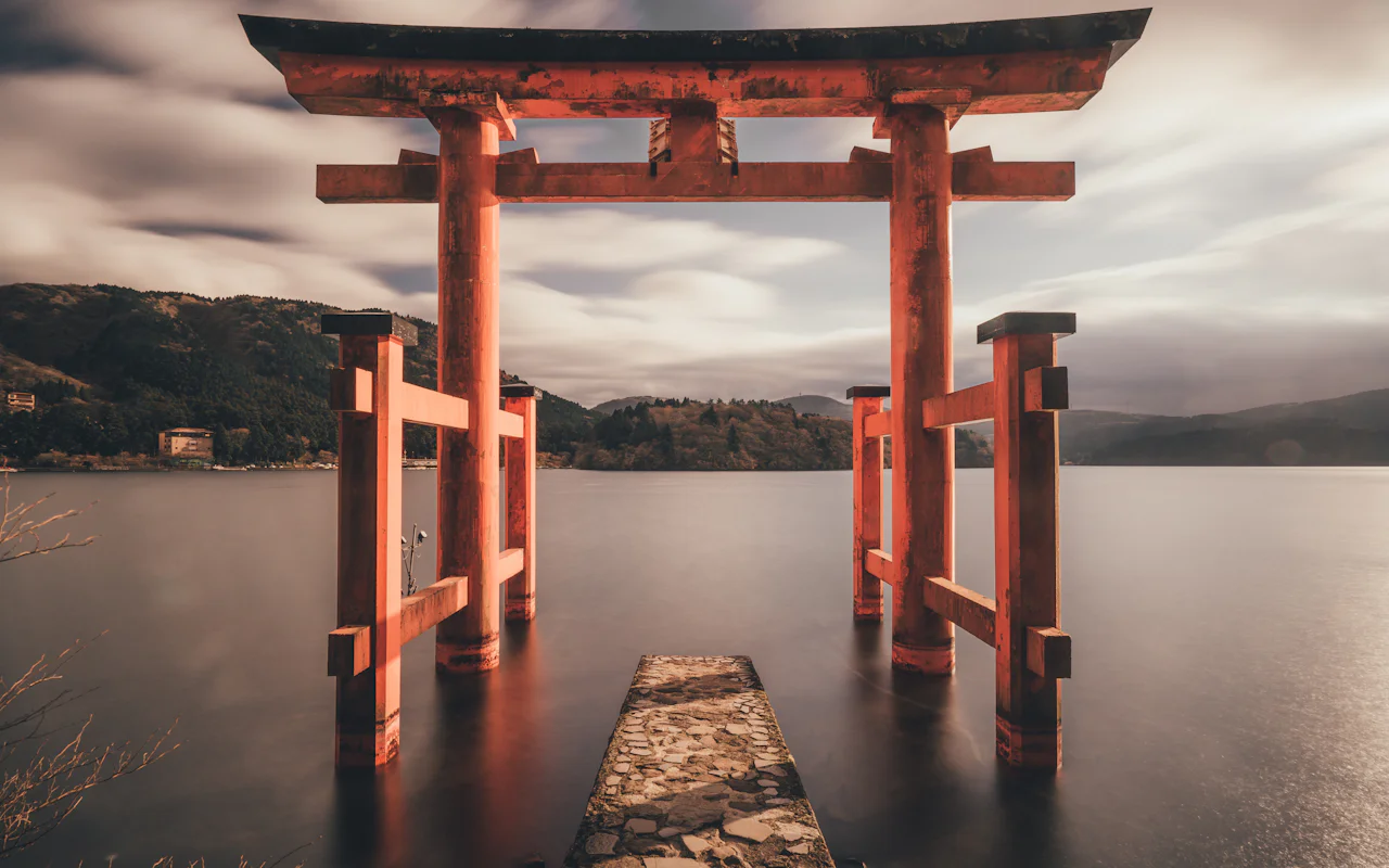湖の水の中に立つ赤い鳥居