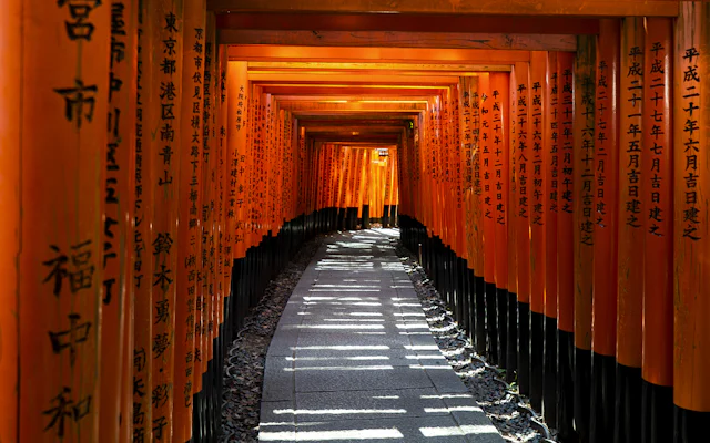 朱色の鳥居が続く石畳の道
