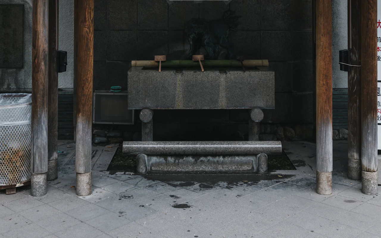 木の屋根の下にある手水舎